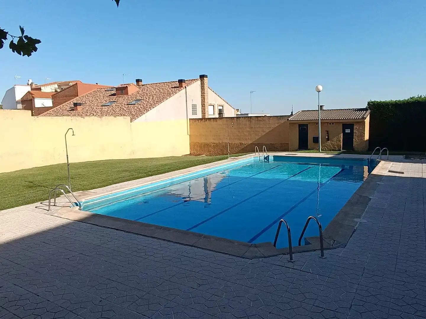 Piscina de Casa adosada en venta en El Molar (Madrid) con Calefacción, Jardín privado y Terraza