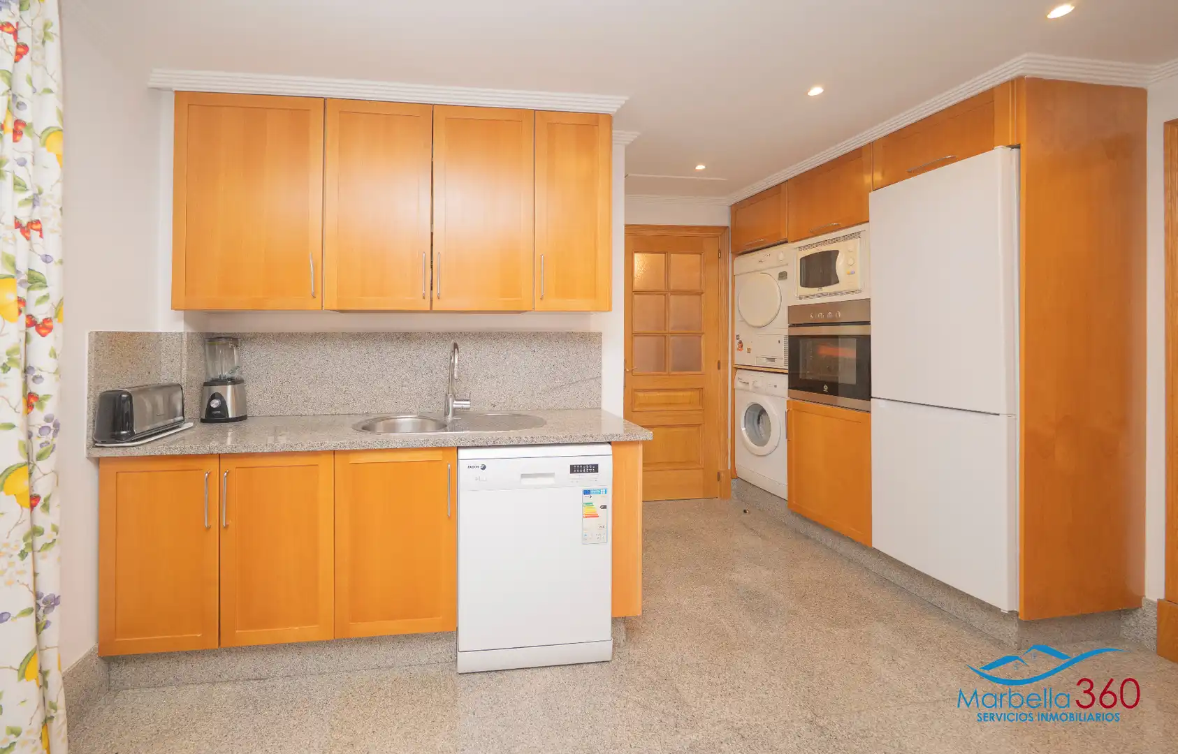 Cocina de Casa adosada en venta en Marbella con Aire acondicionado, Calefacción y Jardín privado