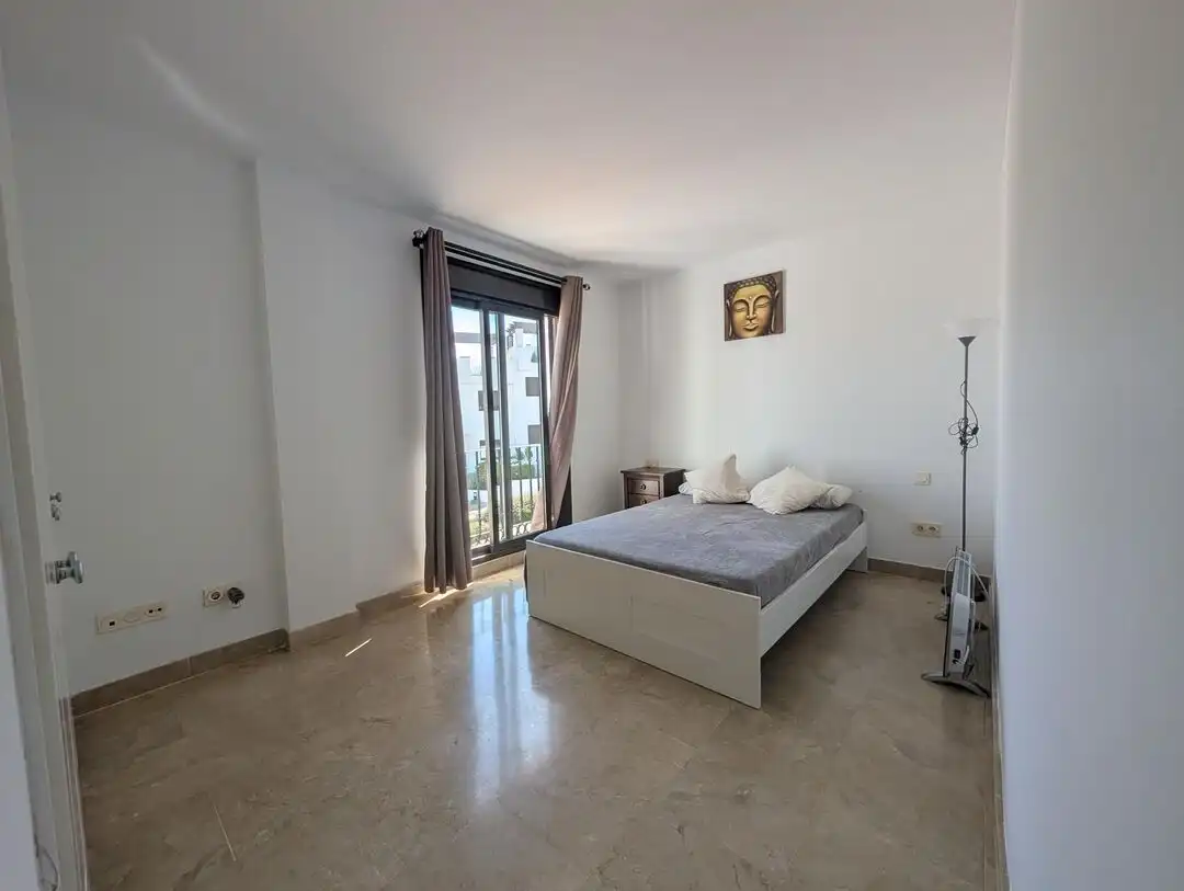 Schlafzimmer von Einfamilien-Reihenhaus zur Miete in La Alcaidesa mit Klimaanlage, Heizung und Privatgarten