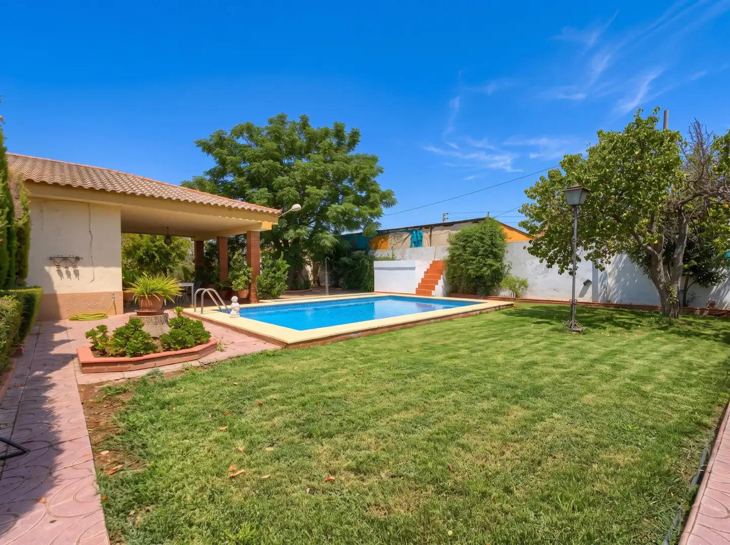 Piscina de Casa o xalet en venda en Carmona amb Jardí privat, Terrassa i Piscina