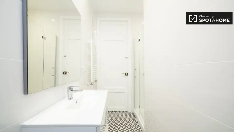 Baño de Piso para compartir en Barcelona con Aire acondicionado, Calefacción y Amueblado