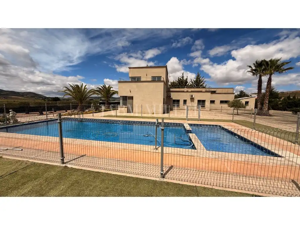 Piscina de Casa o xalet en venda en Yecla amb Aire condicionat, Calefacció i Jardí privat