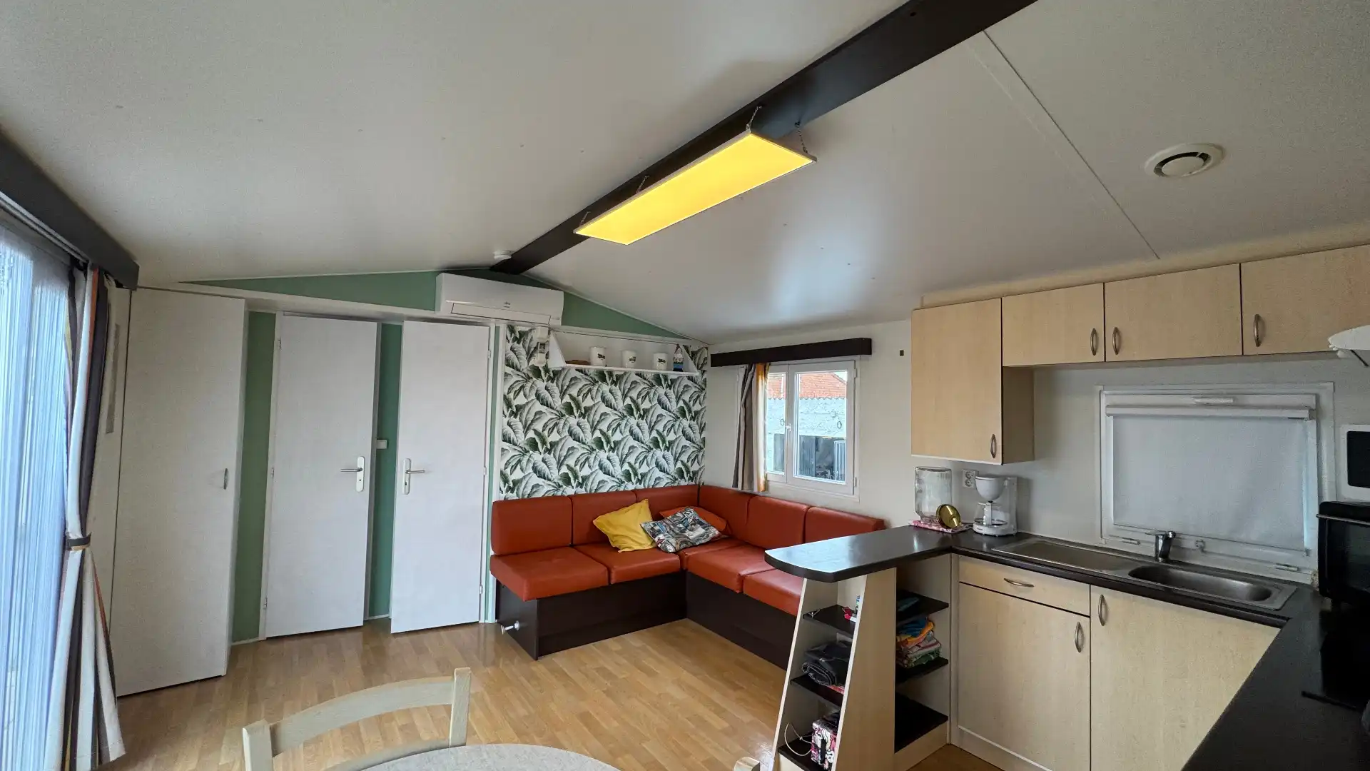 Sala d'estar de Casa o xalet en venda en Santas Martas amb Aire condicionat, Calefacció i Jardí privat