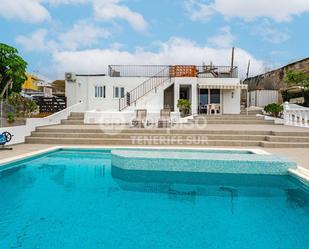 Vista exterior de Casa o xalet en venda en Granadilla de Abona amb Aire condicionat, Terrassa i Piscina