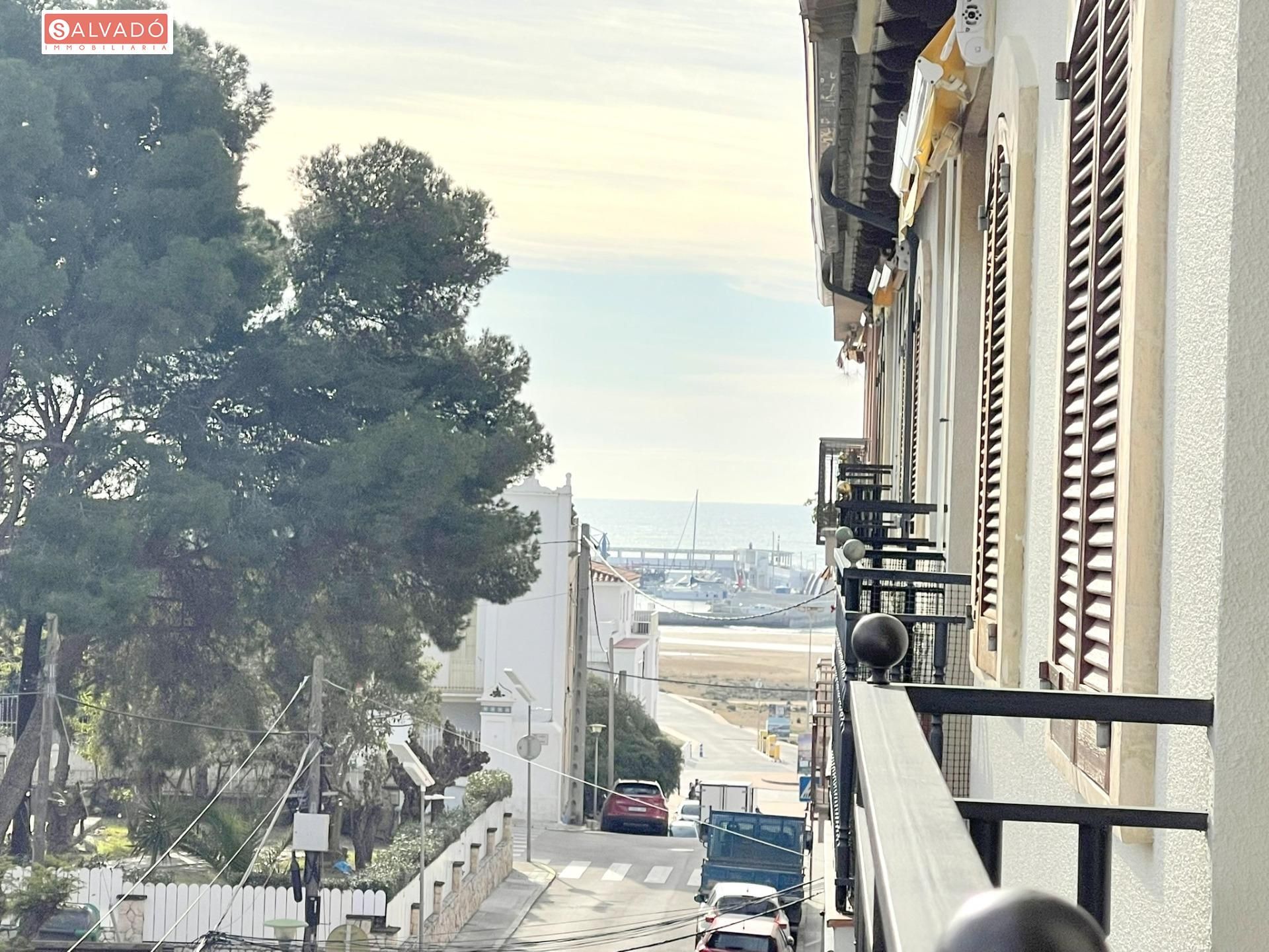Vista exterior de Àtic en venda en El Vendrell amb Calefacció, Terrassa i Balcó