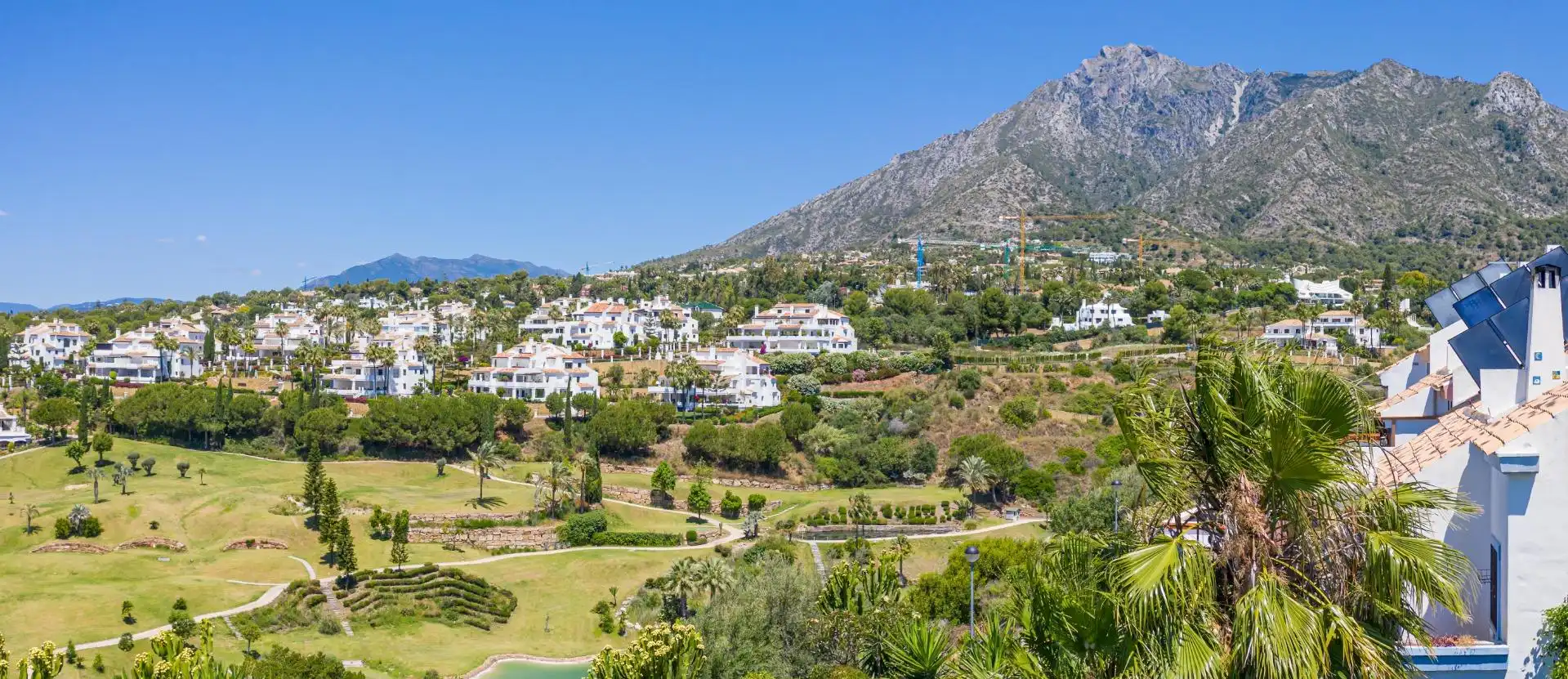 Vista exterior de Casa o xalet en venda en Marbella amb Aire condicionat, Calefacció i Jardí privat