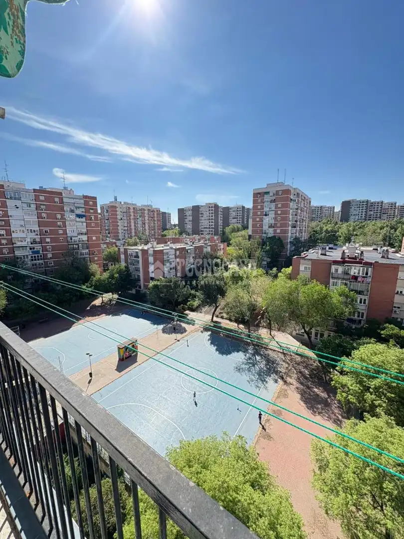 Vista exterior de Piso en venta en  Madrid Capital con Calefacción y Terraza