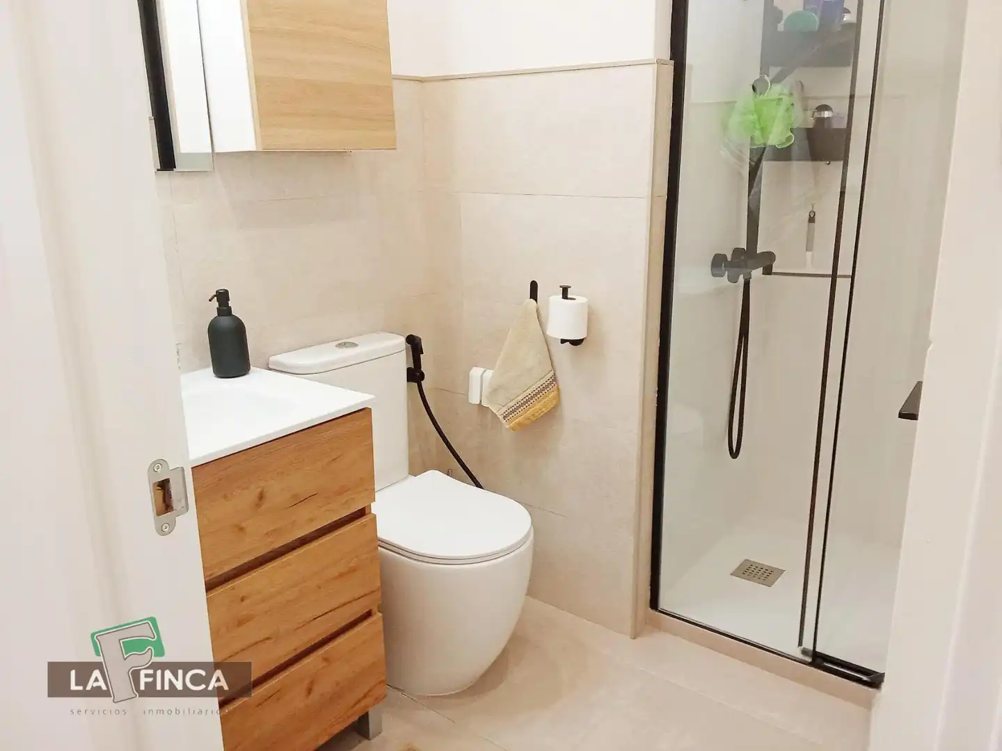 Baño de Piso en venta en Oviedo  con Calefacción y Terraza