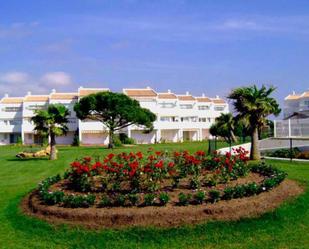 Jardí de Apartament de lloguer en Chiclana de la Frontera amb Aire condicionat