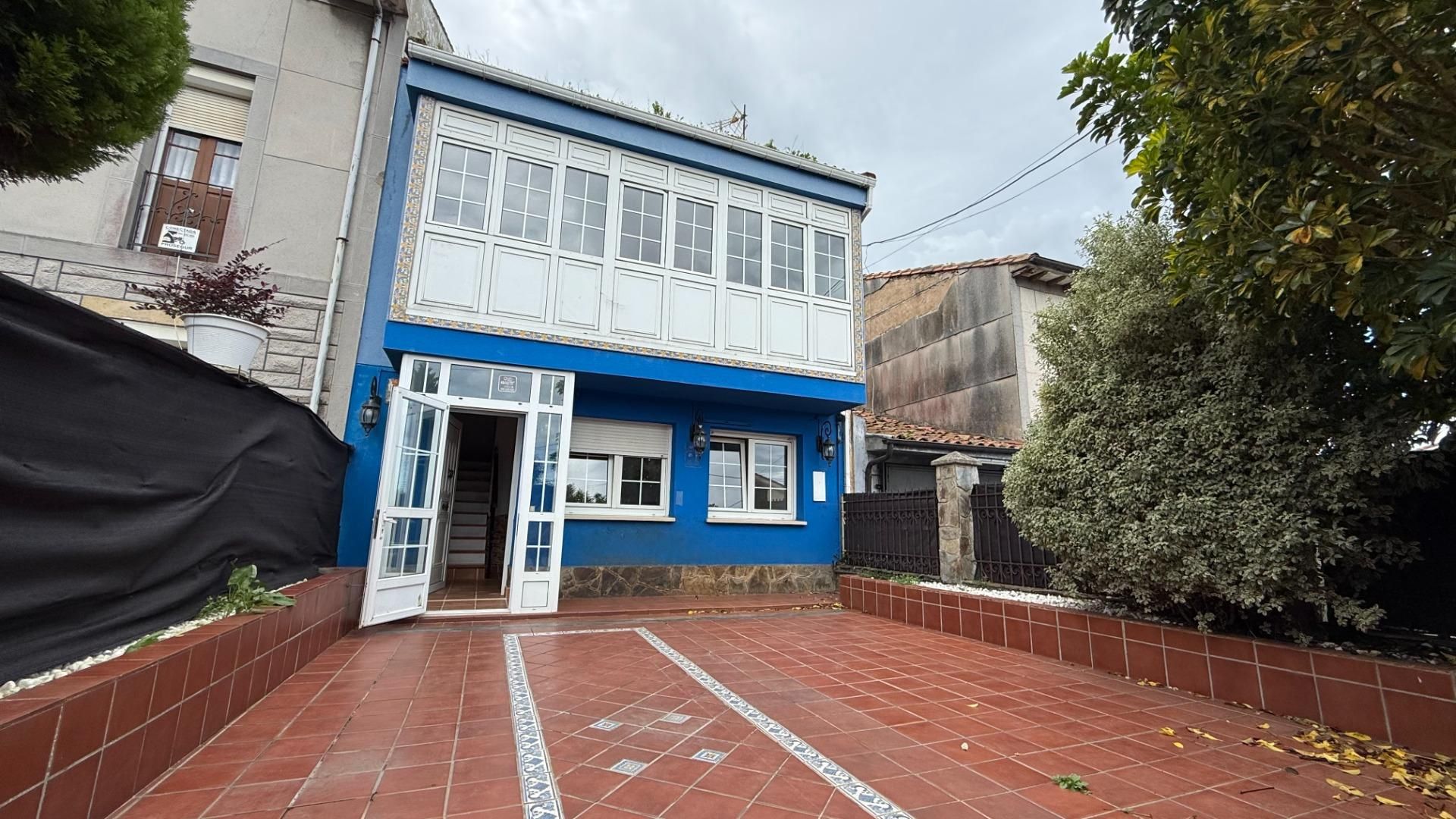 Vista exterior de Casa adosada en venda en Avilés amb Jardí privat