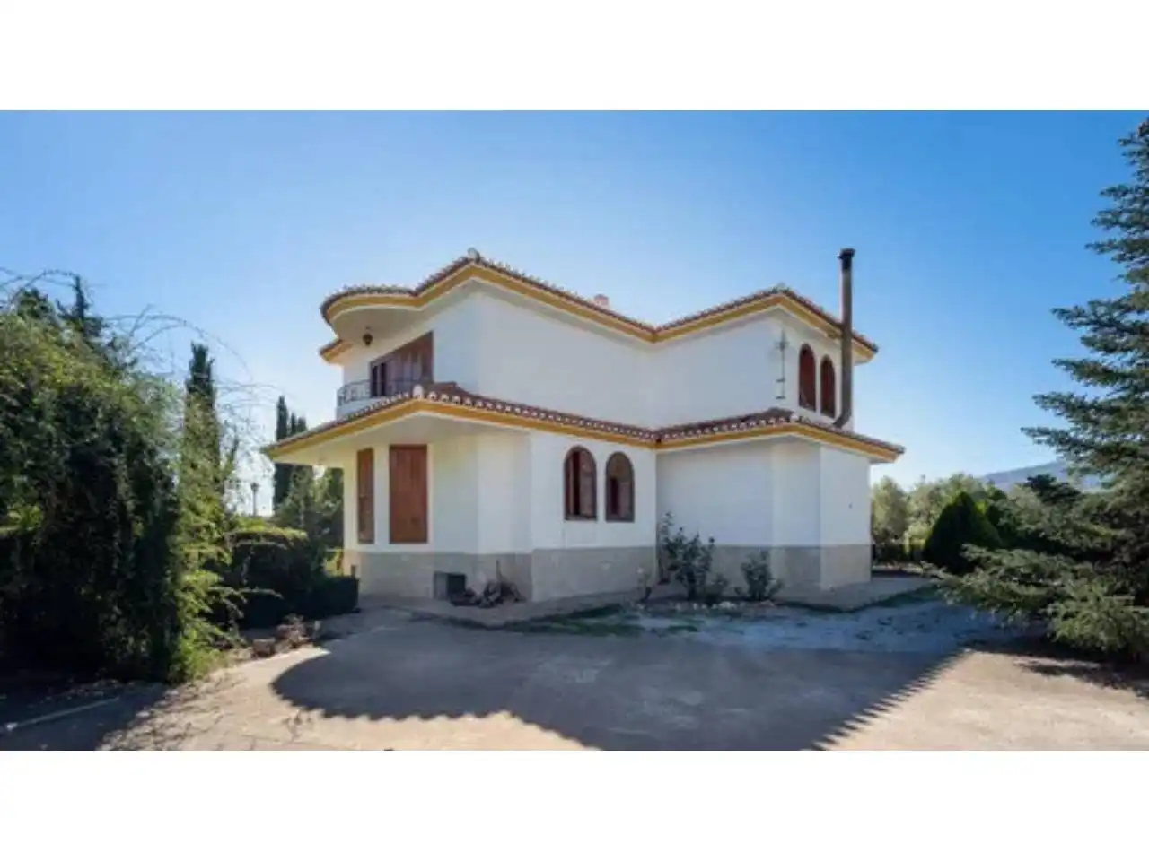 Vista exterior de Casa o xalet en venda en Baza amb Calefacció, Jardí privat i Terrassa