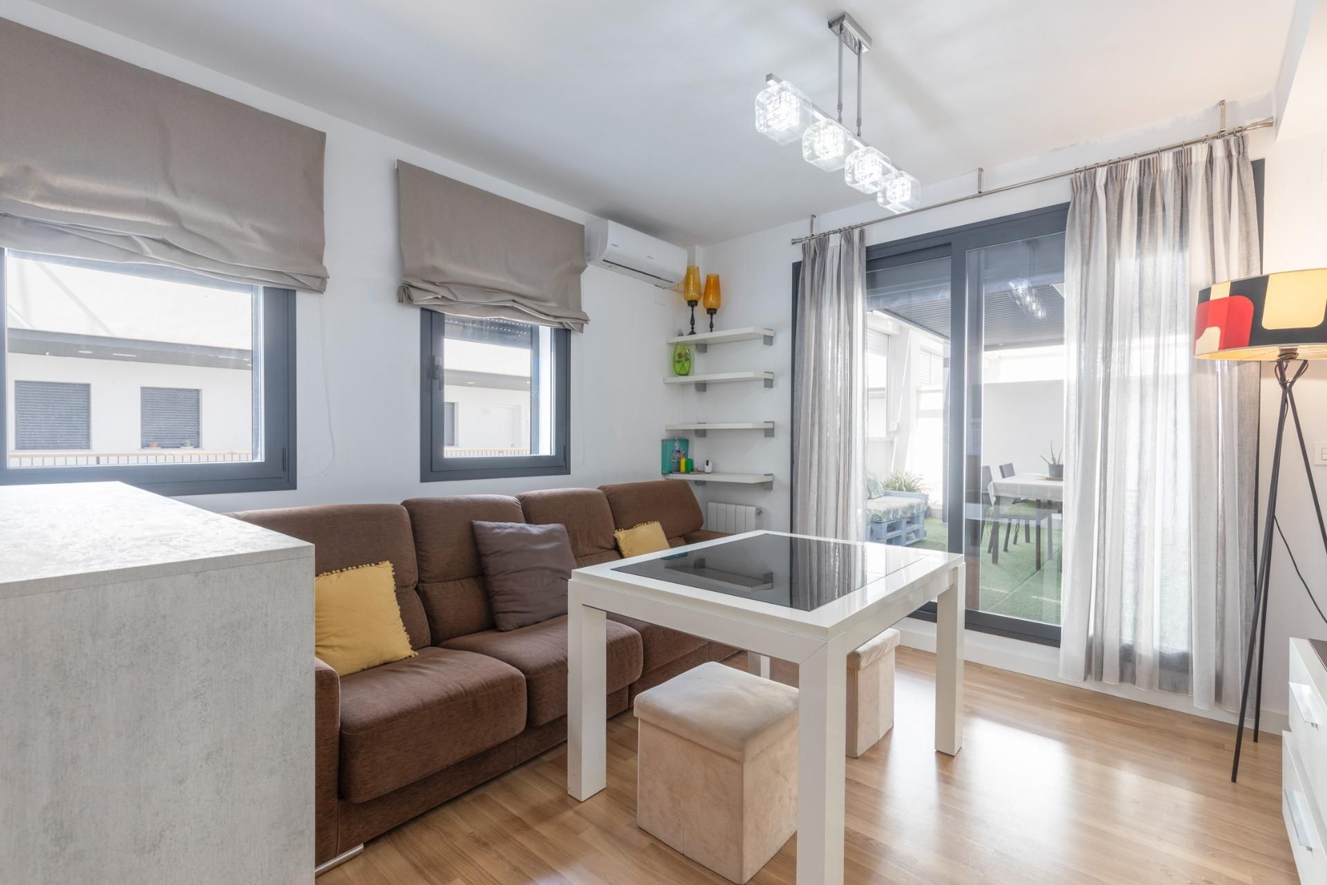 Sala d'estar de Àtic en venda en Churriana de la Vega amb Aire condicionat, Calefacció i Jardí privat