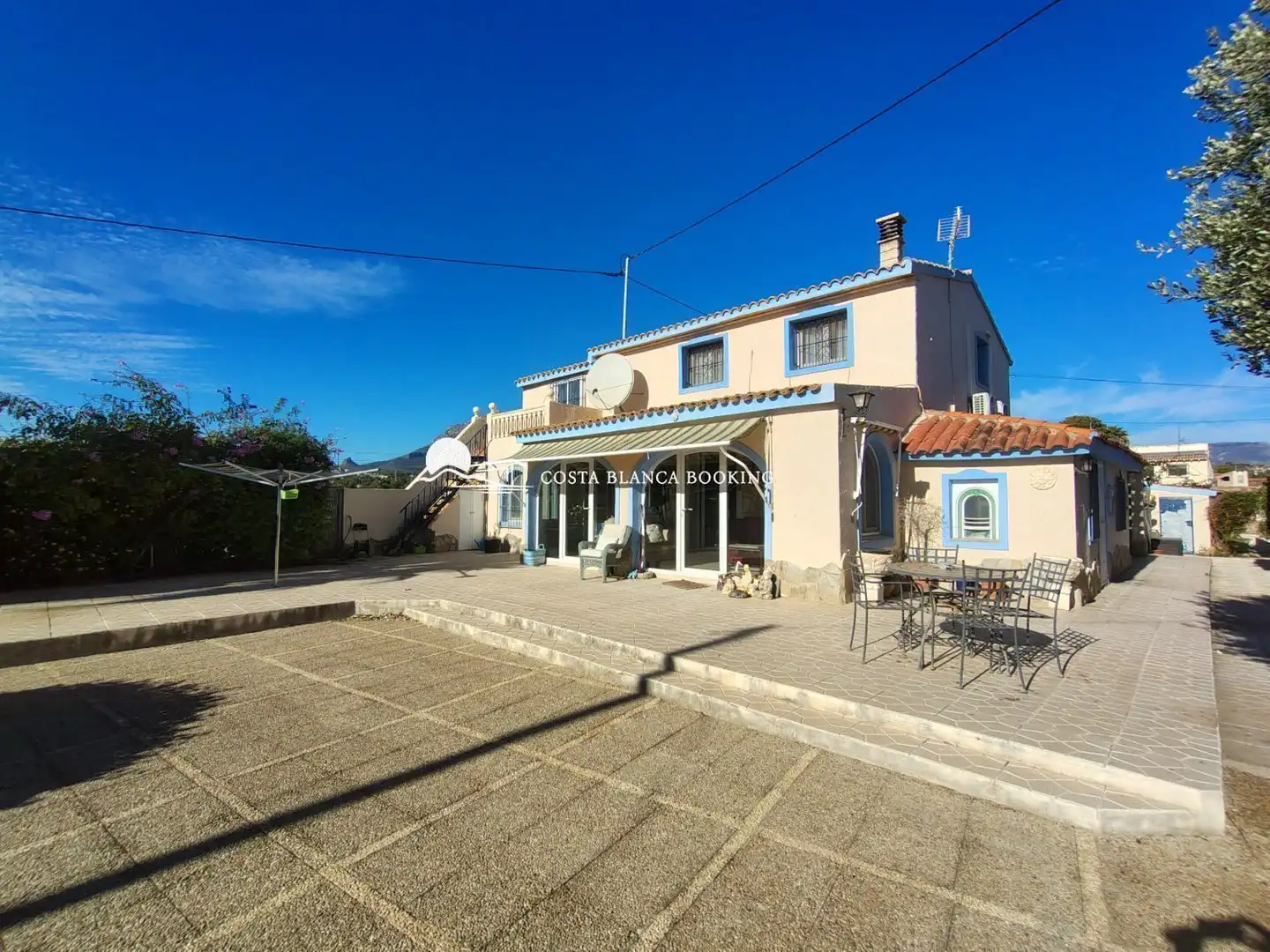 Vista exterior de Casa o xalet en venda en L'Alfàs del Pi amb Aire condicionat, Calefacció i Jardí privat