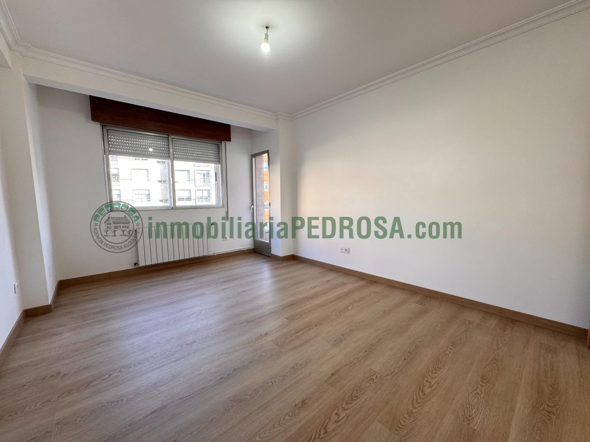 Dormitori de Pis en venda en Pontevedra Capital  amb Calefacció, Traster i Balcó