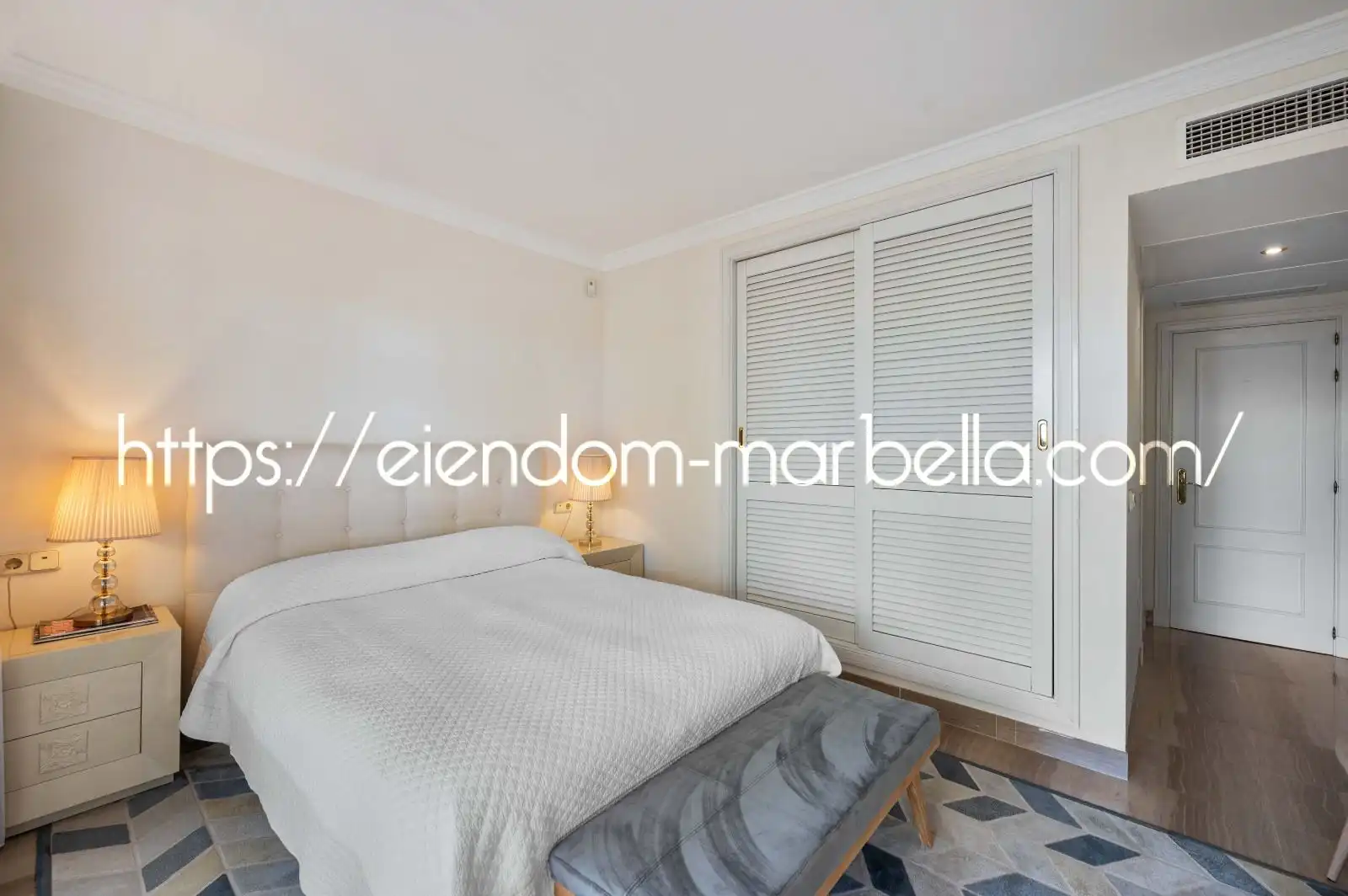 Habitación de Apartamento en venta en Marbella con Aire acondicionado, Terraza y Amueblado