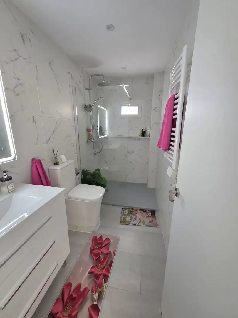 Bany de Casa o xalet en venda en Torrevieja amb Aire condicionat, Jardí privat i Terrassa