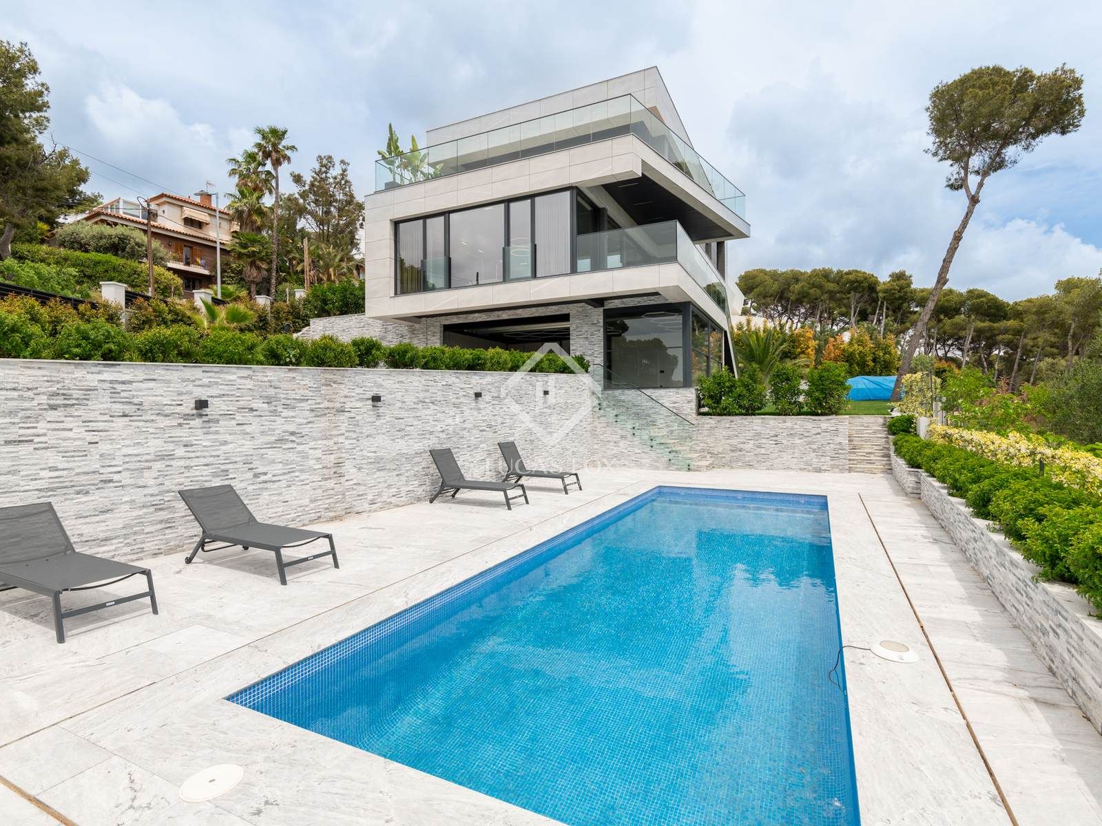 Vista exterior de Casa o xalet en venda en Castelldefels amb Aire condicionat, Jardí privat i Terrassa