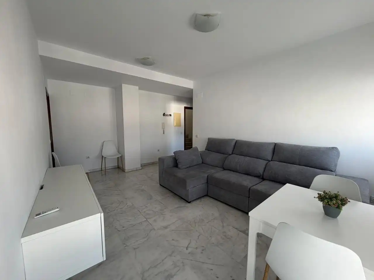 Sala d'estar de Pis de lloguer en Alcalá de Guadaira amb Aire condicionat, Moblat i Balcó