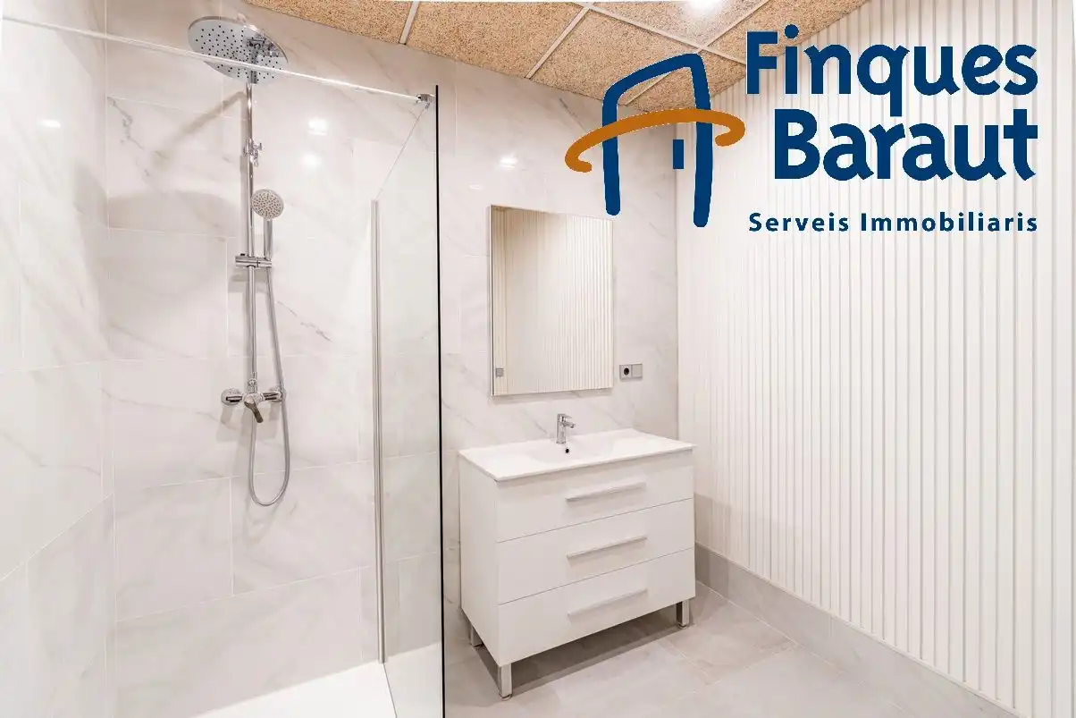 Bathroom of Houses for sale in Figueres  with Air Conditioner, Heating and Private garden
