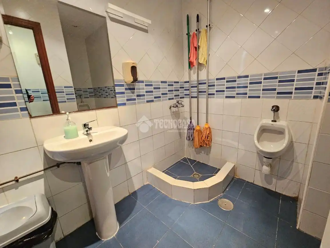 Baño de Local en venta en Carabanchel