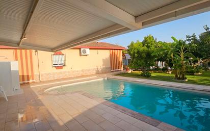 Piscina de Casa o xalet en venda en Chiclana de la Frontera amb Aire condicionat, Calefacció i Jardí privat