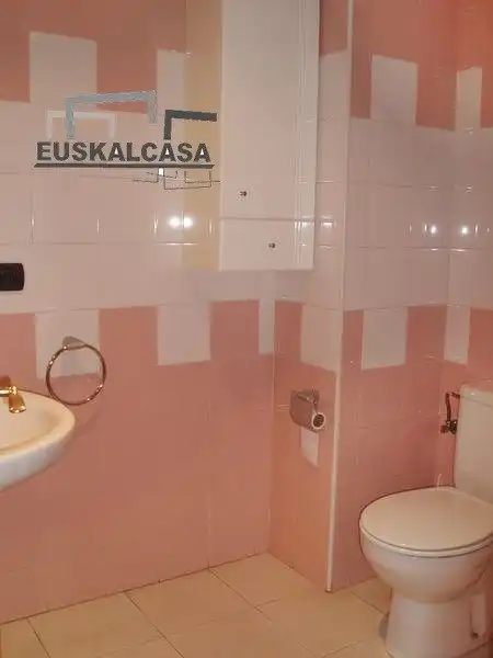 Bany de Oficina en venda en Bilbao  amb Calefacció
