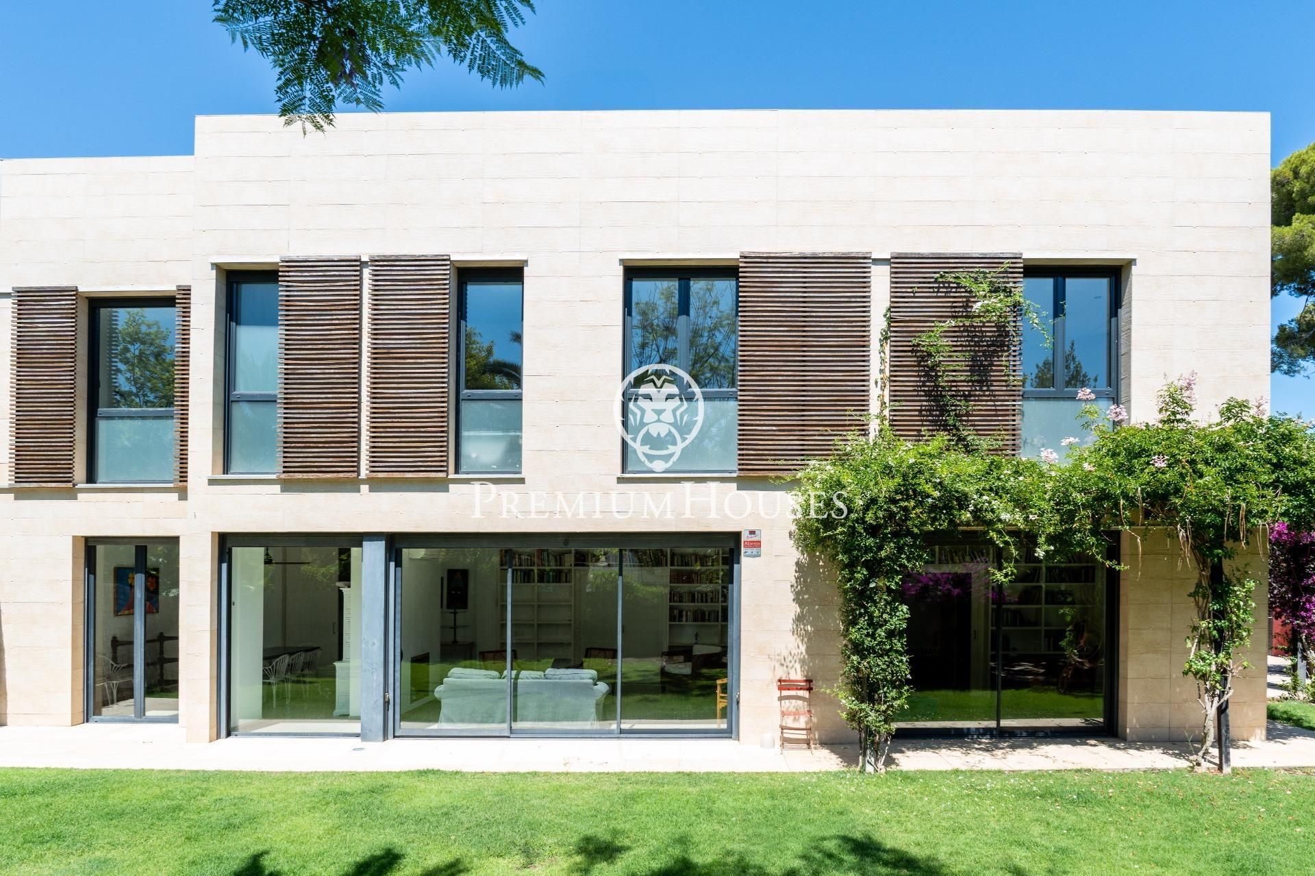 Exterior view of Single-family semi-detached to rent in Sitges  with Air Conditioner, Heating and Private garden
