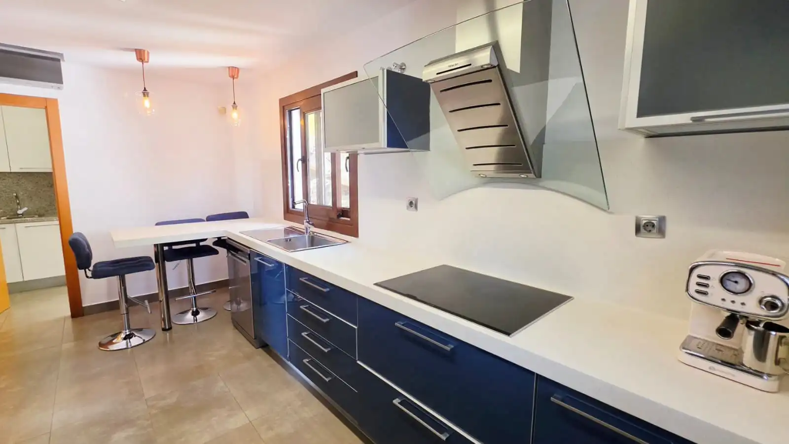 Cuina de Casa o xalet en venda en Fuengirola amb Aire condicionat, Jardí privat i Terrassa