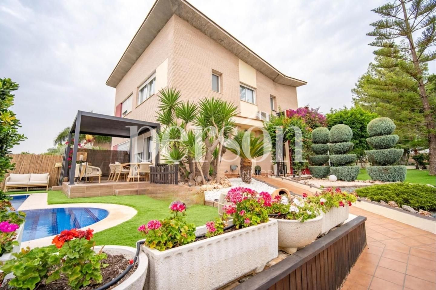 Exterior view of House or chalet for sale in La Pobla de Vallbona  with Air Conditioner, Private garden and Terrace