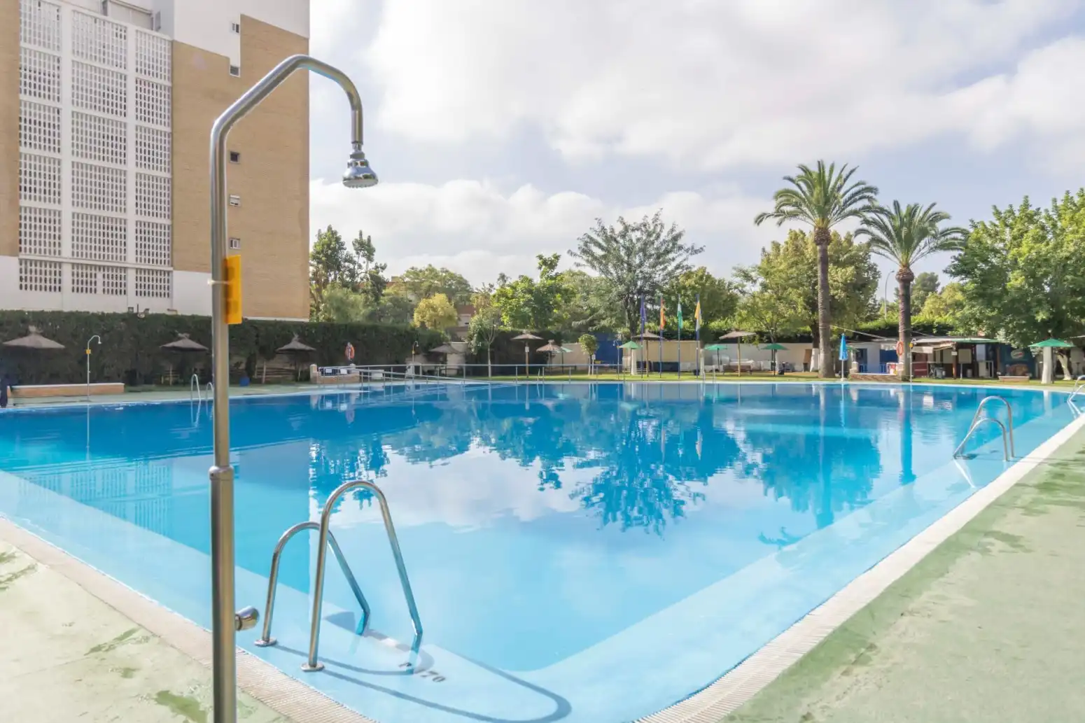 Piscina de Piso en venta en Sevilla con Aire acondicionado, Jardín privado y Piscina