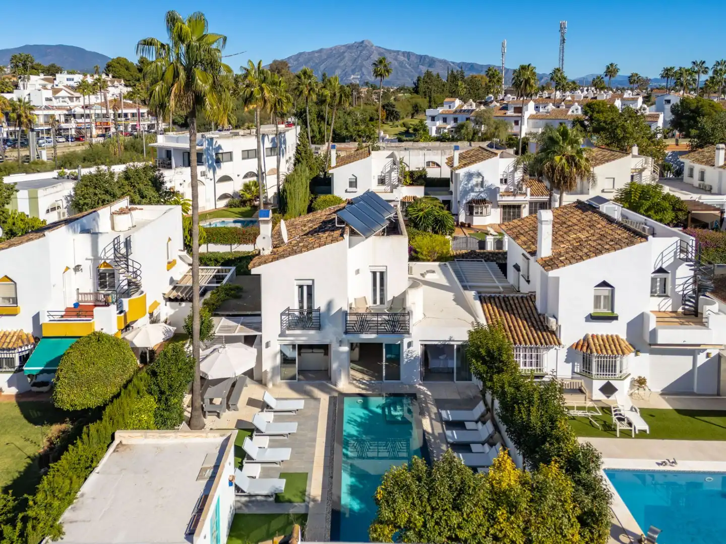 Vista exterior de Casa o xalet en venda en Estepona amb Aire condicionat, Calefacció i Jardí privat