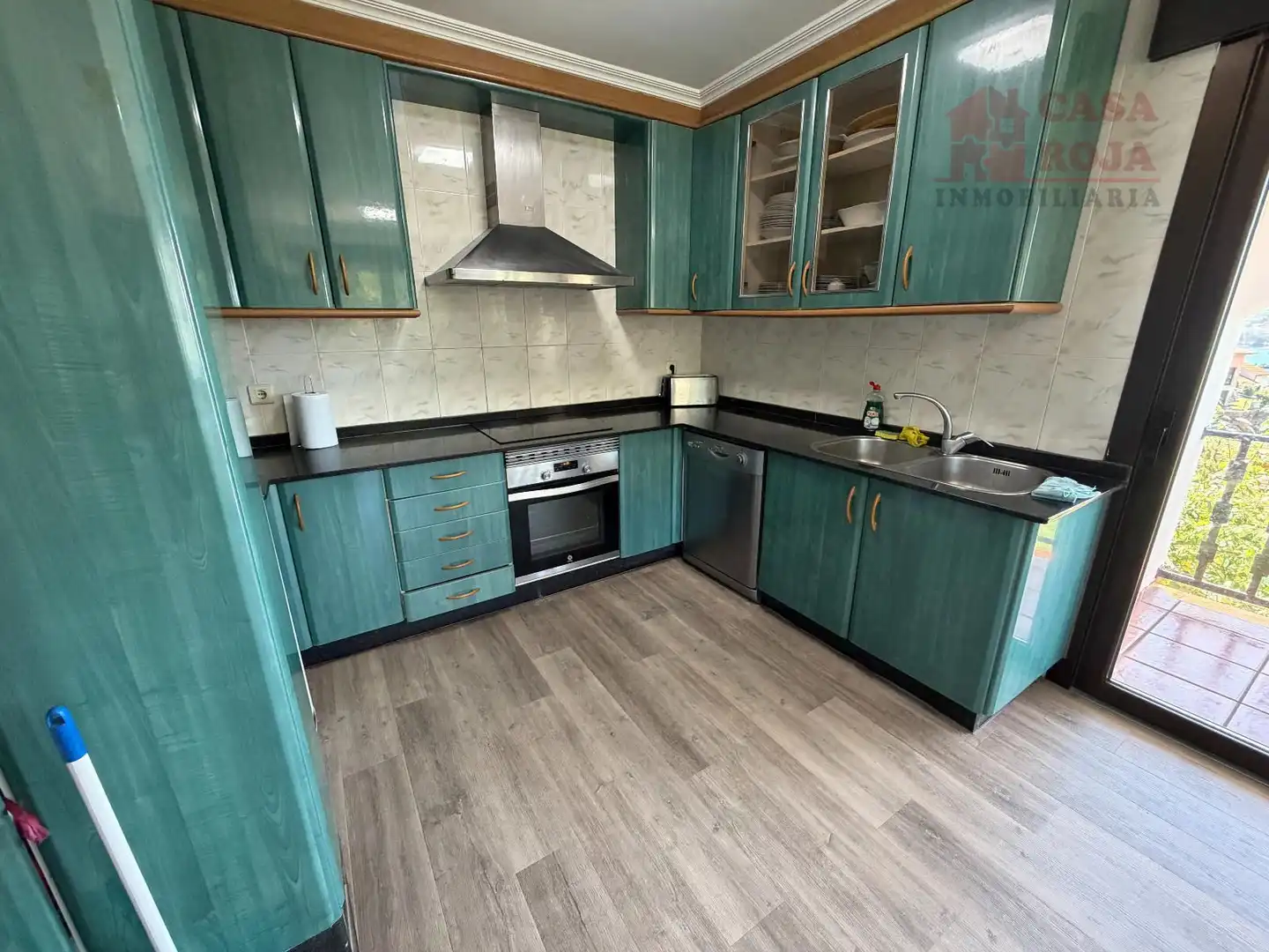 Cuina de Casa o xalet en venda en Cangas  amb Calefacció, Terrassa i Moblat