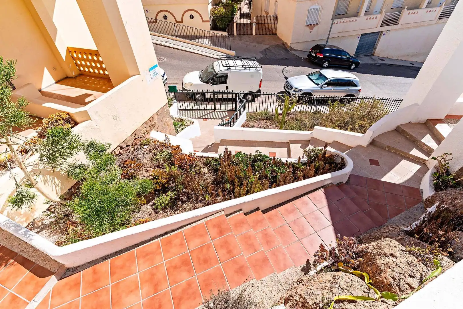 Vista exterior de Casa adosada en venda en Roquetas de Mar amb Jardí privat, Terrassa i Traster