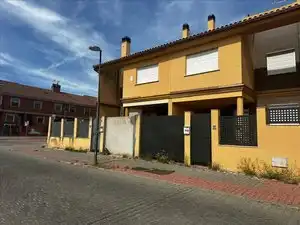 Vista exterior de Casa o chalet en venta en Parla con Jardín privado, Terraza y Trastero
