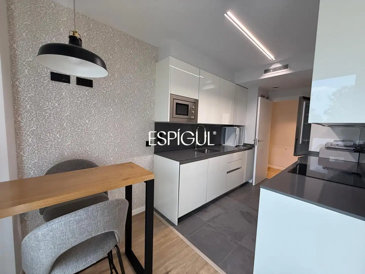 Cuina de Pis de lloguer en Girona amb Aire condicionat, Calefacció i Terrassa