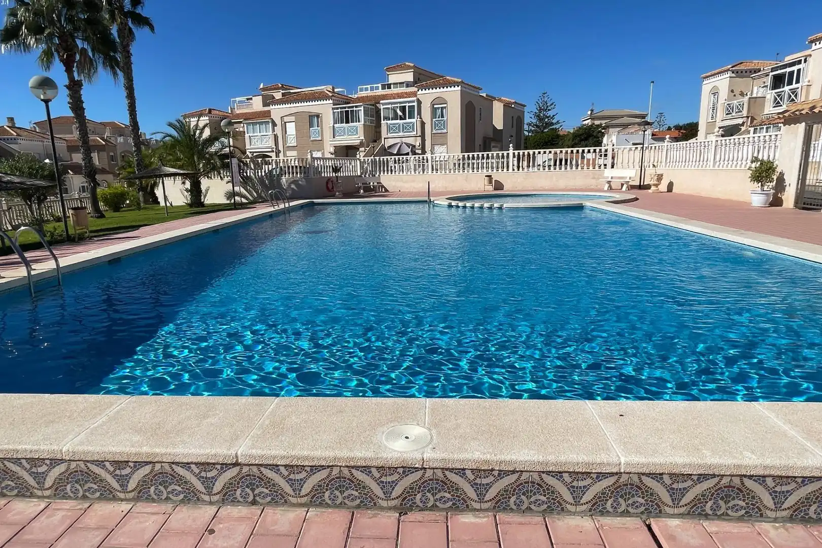 Piscina de Casa adosada en venda en Torrevieja amb Aire condicionat, Jardí privat i Terrassa