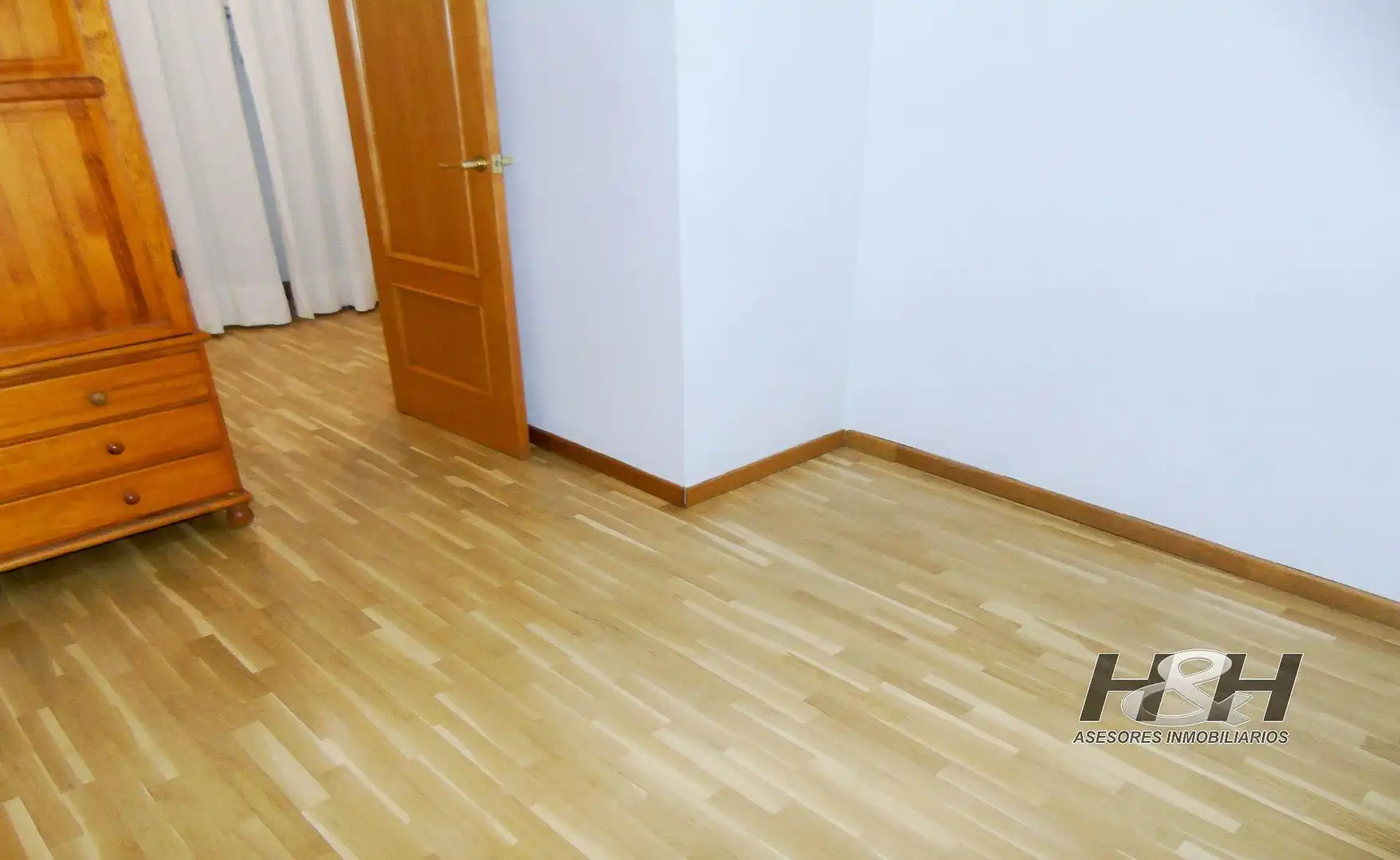 Dormitori de Pis de lloguer en Burjassot amb Parquet i Balcó