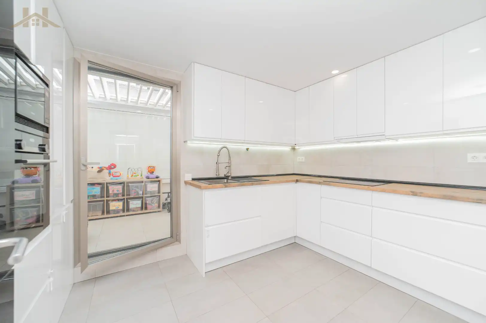 Cocina de Casa adosada en venta en Villaviciosa de Odón con Aire acondicionado, Calefacción y Jardín privado