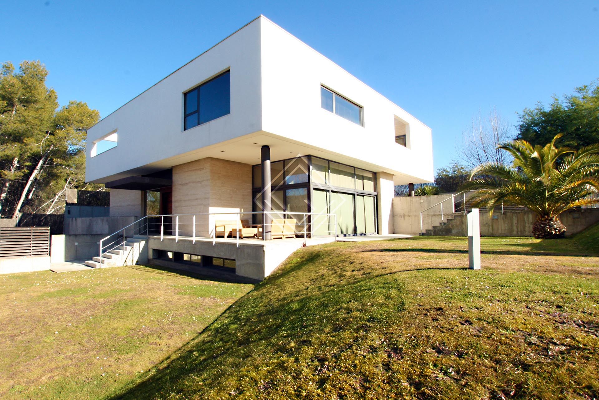 Vista exterior de Casa o xalet en venda en  Madrid Capital amb Aire condicionat, Calefacció i Jardí privat