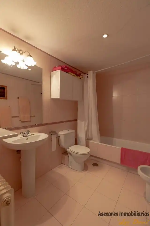 Badezimmer von Einfamilien-Reihenhaus zum Verkauf in Madrid mit Klimaanlage, Heizung und Privatgarten