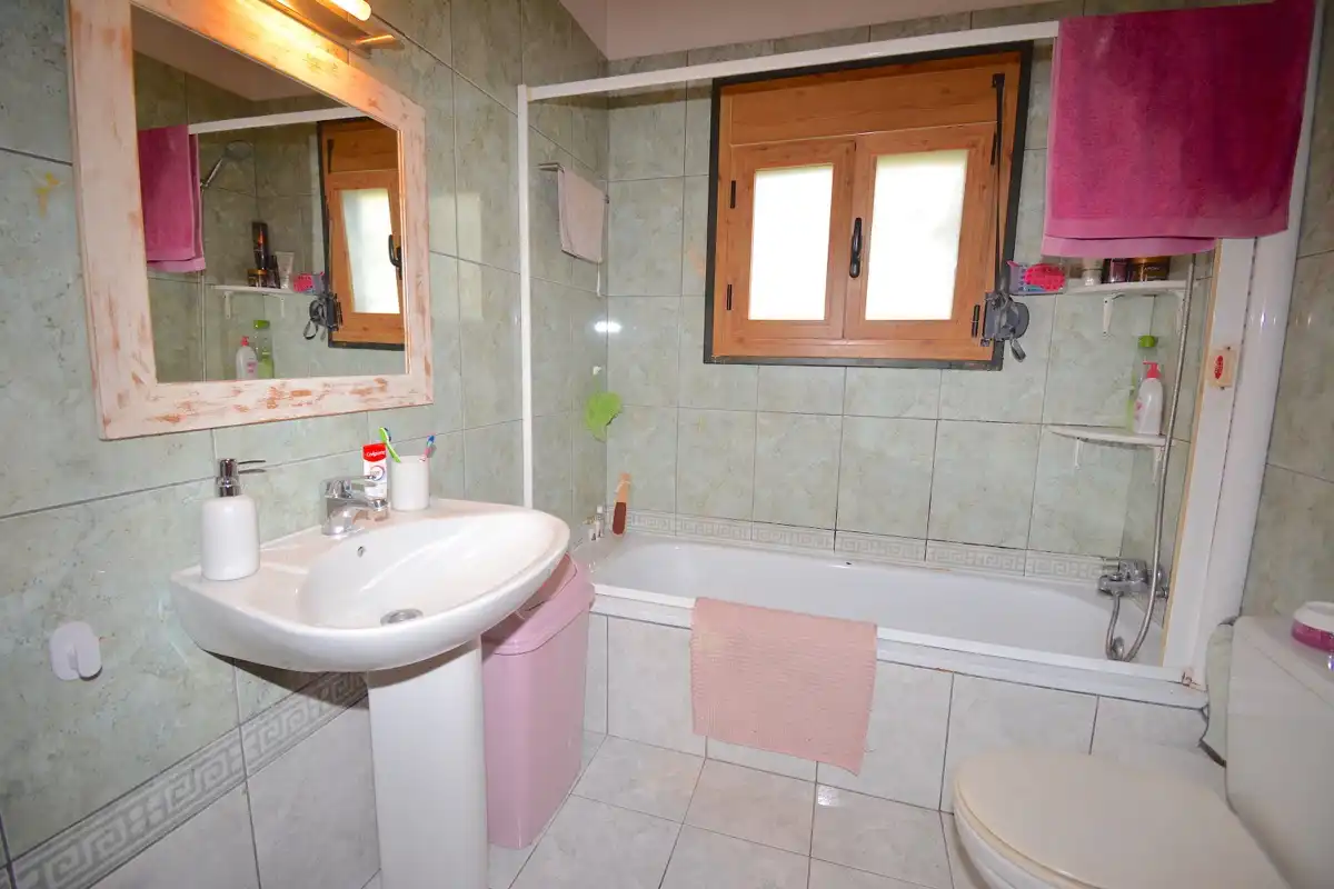 Badezimmer von Haus oder Chalet zum Verkauf in Dénia mit Klimaanlage und Privatgarten