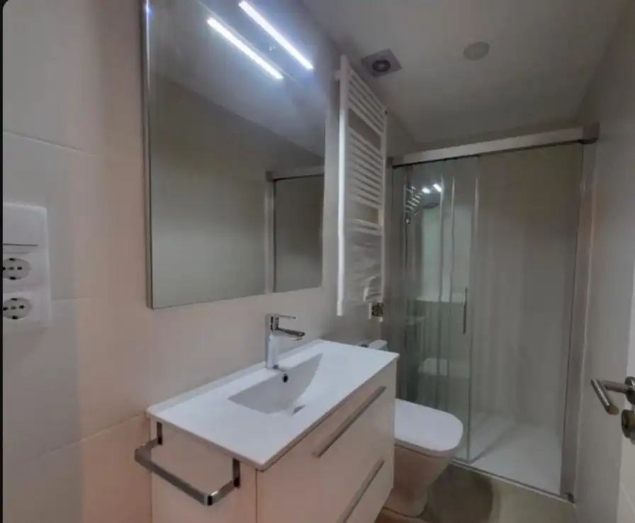 Badezimmer von Wohnung zur Miete in Donostia - San Sebastián  mit Heizung, Parkett und Möbliert