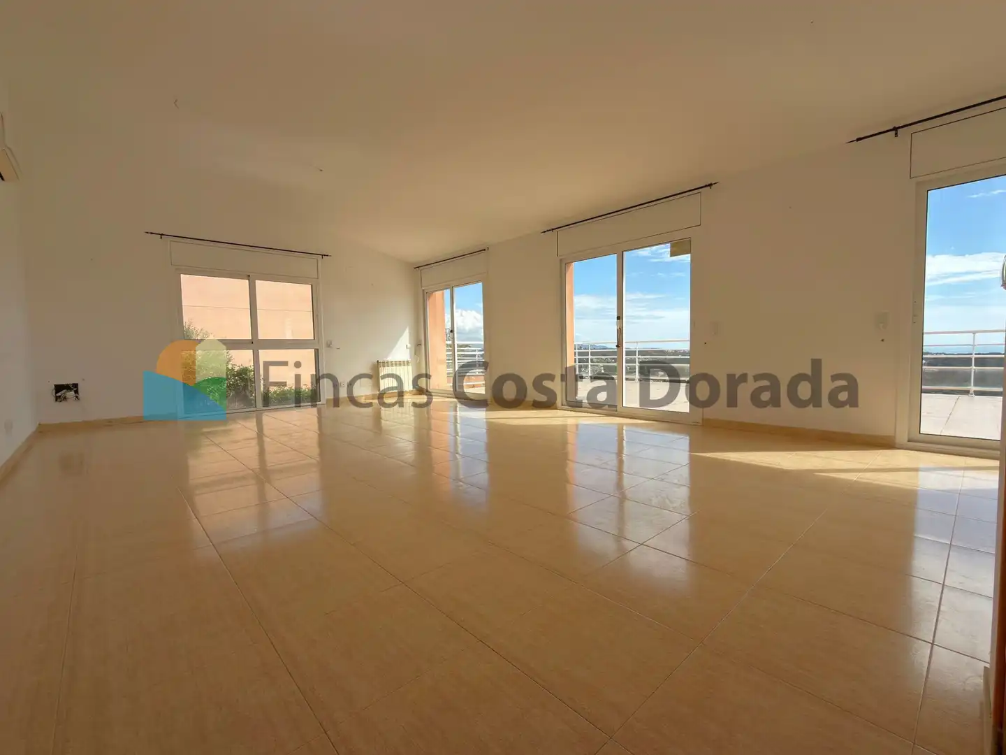 Sala d'estar de Casa o xalet en venda en Cubelles amb Aire condicionat, Calefacció i Jardí privat