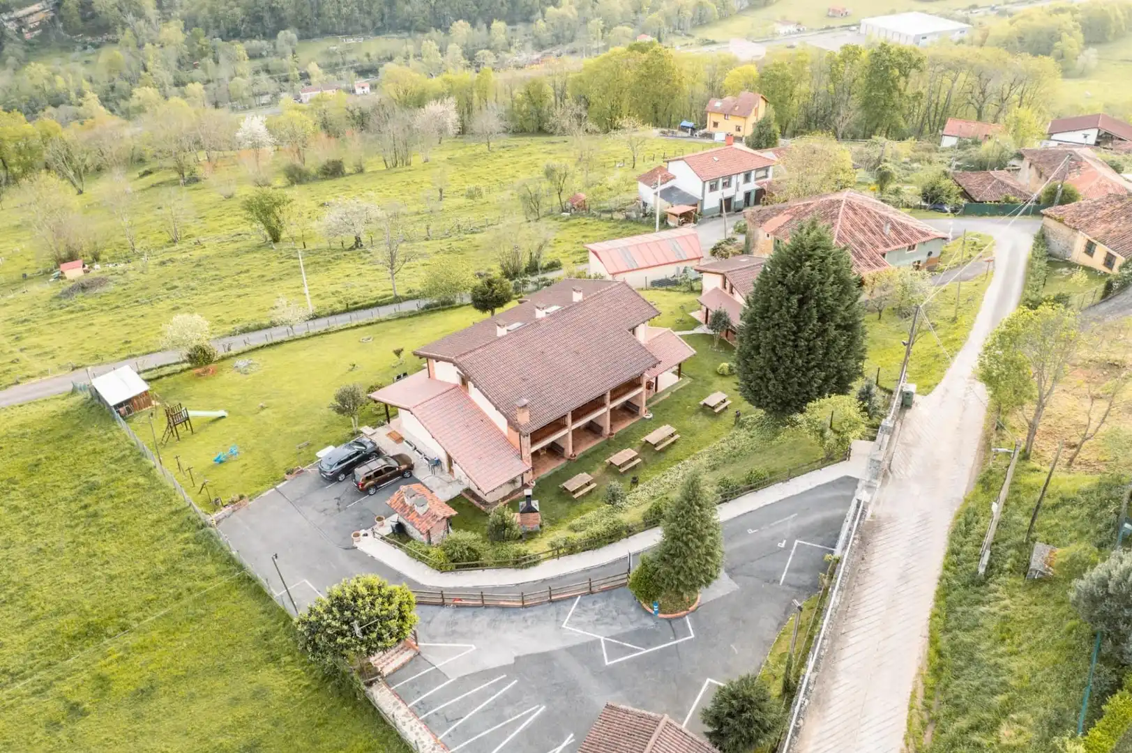 Buildings for sale in Lugar Parres, Parres