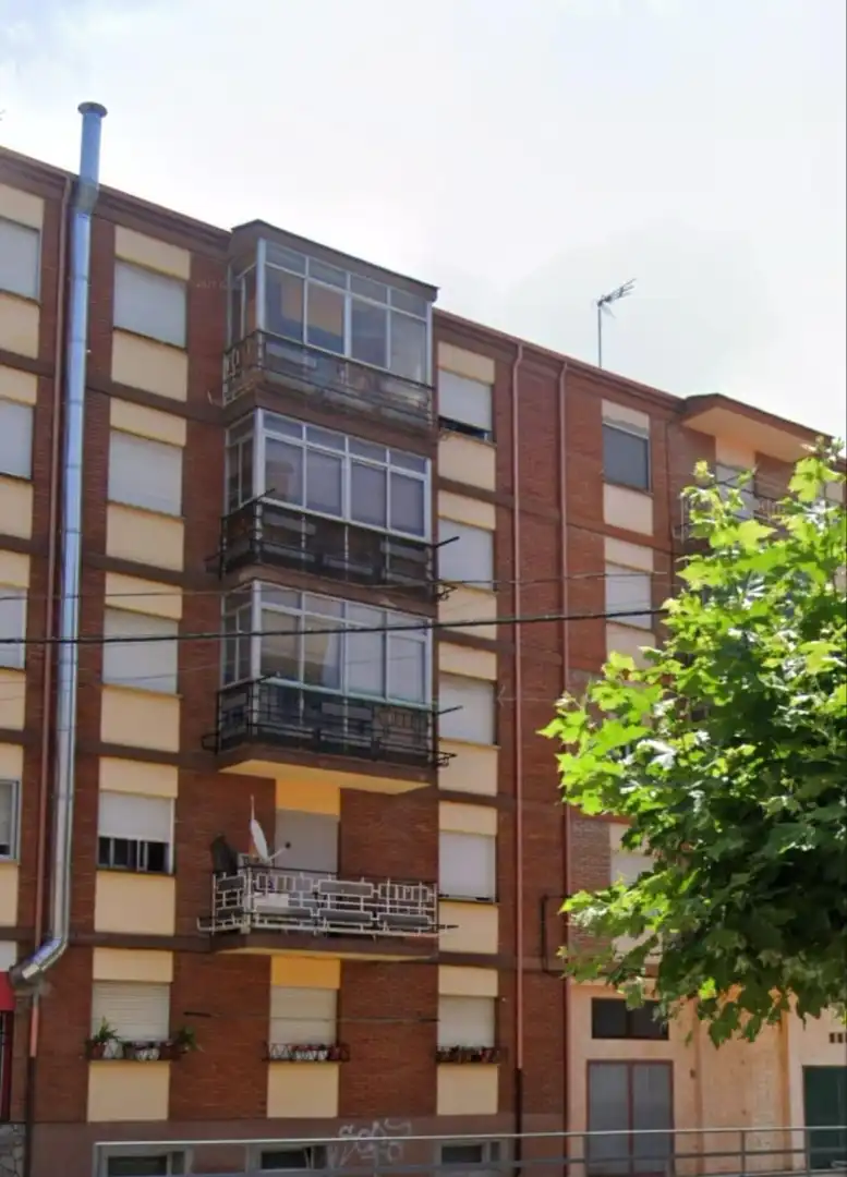 Vista exterior de Pis en venda en Ponferrada amb Calefacció, Terrassa i Traster