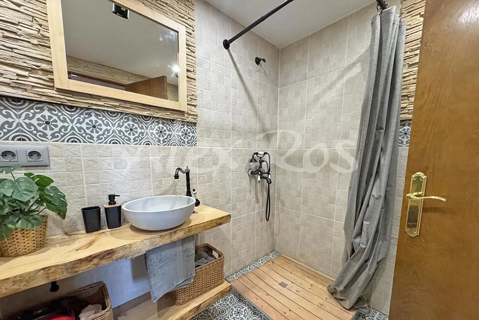 Badezimmer von Wohnungen zum Verkauf in Bellver de Cerdanya mit Terrasse, Abstellraum und Möbliert