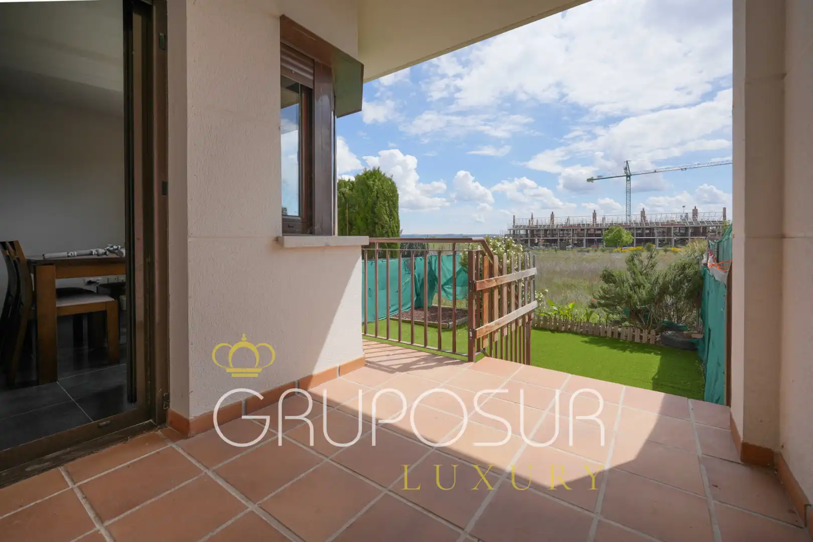 Terrasse von Einfamilien-Reihenhaus zum Verkauf in Aldeamayor de San Martín mit Heizung, Privatgarten und Parkett