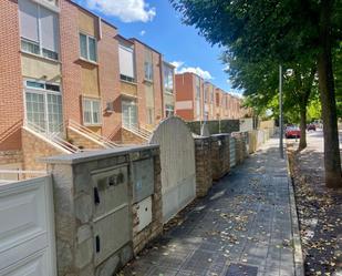 Vista exterior de Casa adosada en venda en Ciudad Real Capital amb Aire condicionat, Terrassa i Balcó