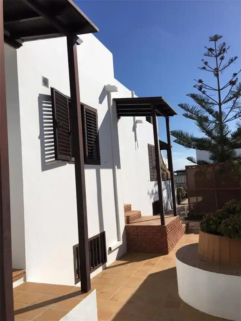 Vista exterior de Casa adosada en venda en Arrecife amb Aire condicionat, Jardí privat i Traster