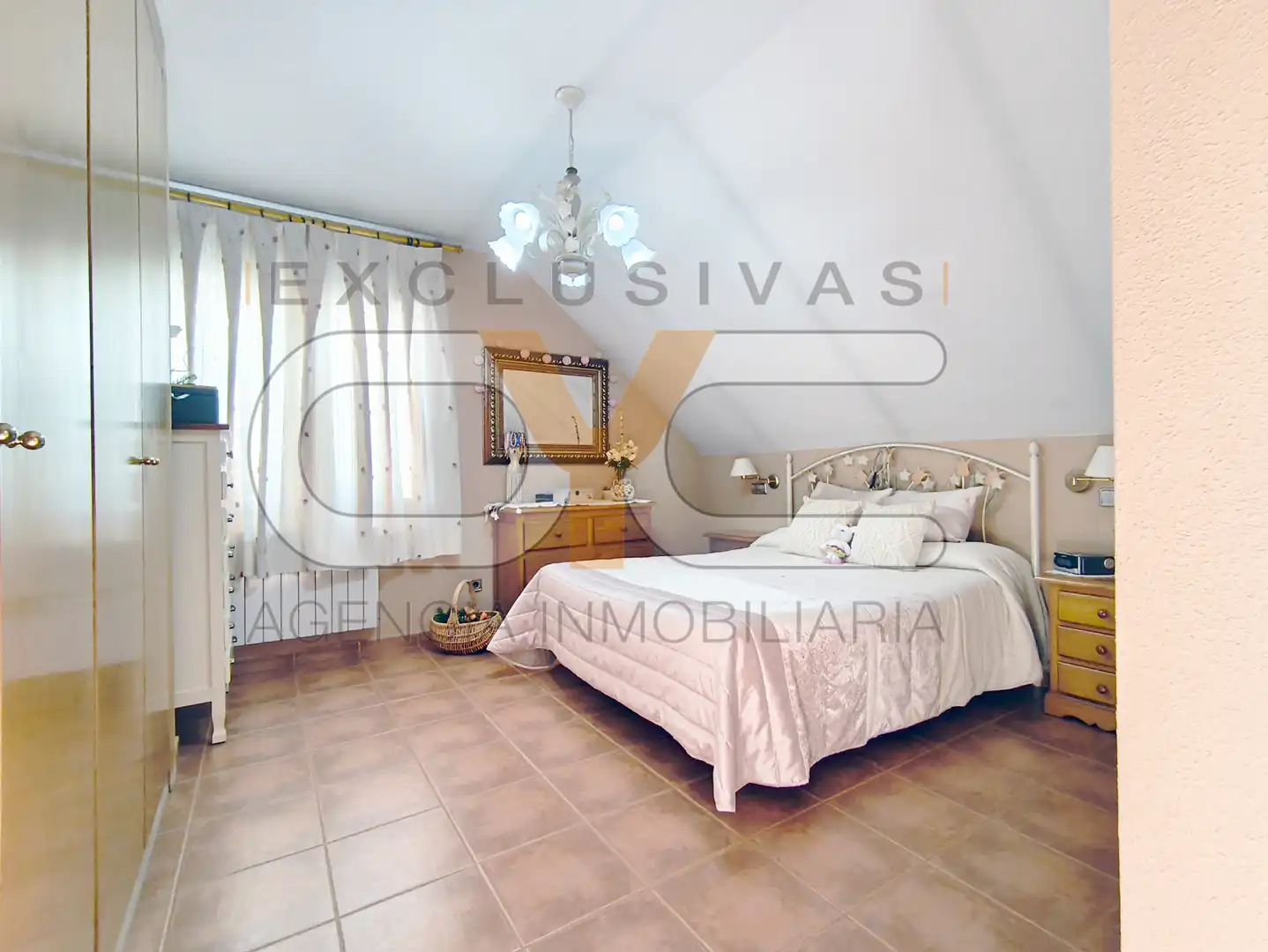 Habitación de Casa adosada en venta en Serranillos del Valle con Aire acondicionado, Calefacción y Jardín privado